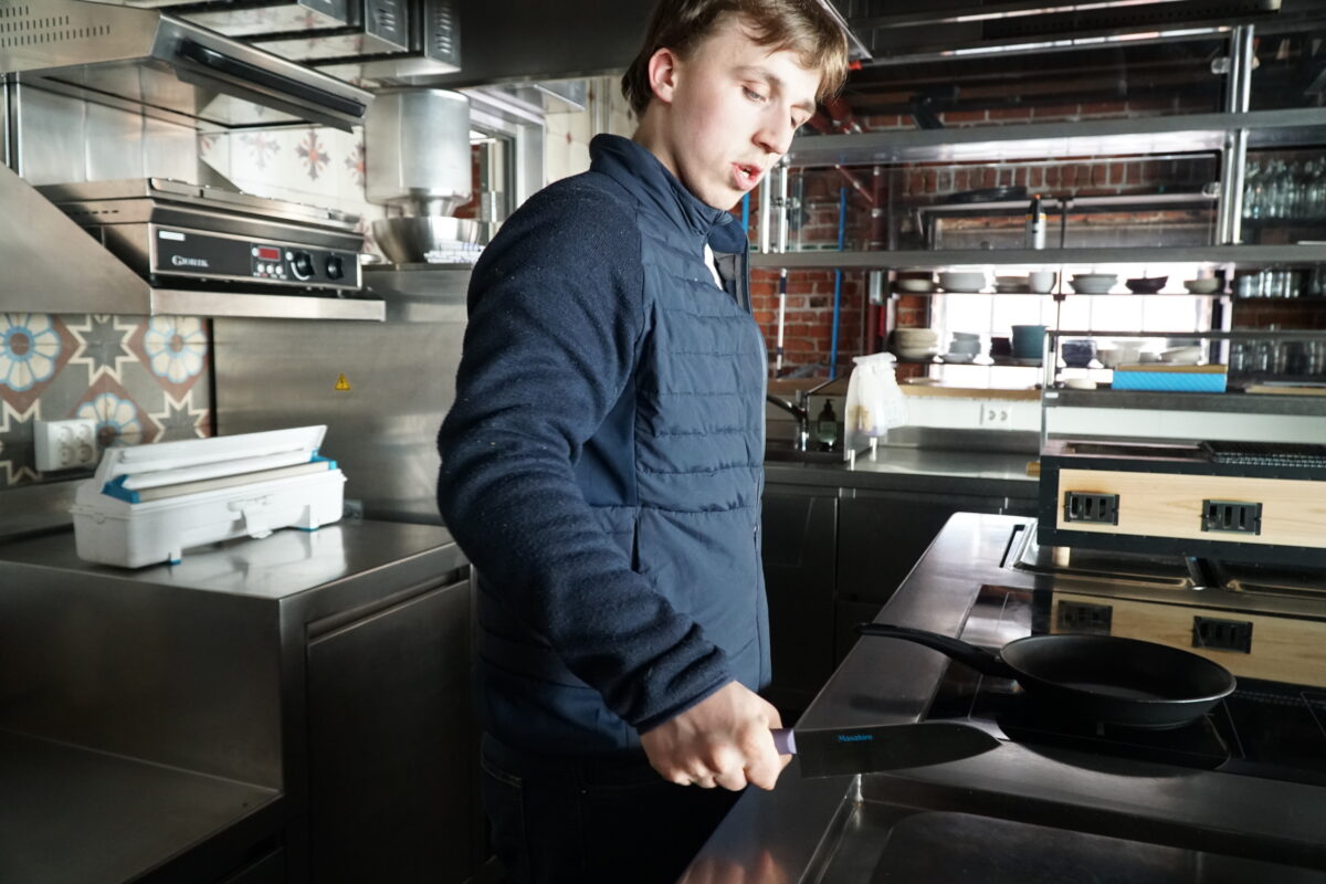 – Det er viktig med skarpe knivar, forklarer Wiland. Han jobbar på Geitmyra Juniorkokkar sin restaurant på Mathallen i Oslo.