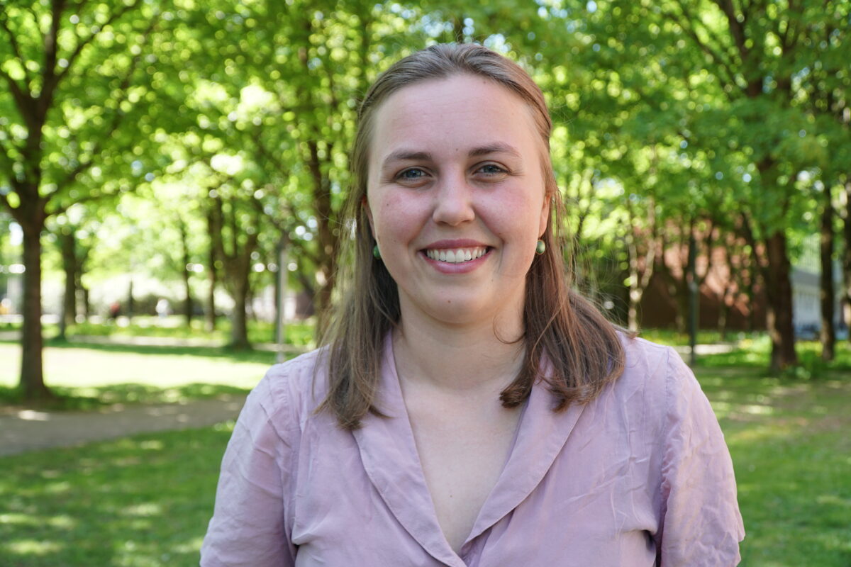 – Ein kan bli frustrert når ein er ung og ønsker at det skal gå riktig veg, seier Maria Timmann Mjaaland, som er ungdomsdelegat til FN sitt klimatoppmøte i 2025.