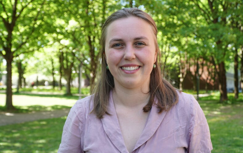 – Ein kan bli frustrert når ein er ung og ønsker at det skal gå riktig veg, seier Maria Timmann Mjaaland, som er ungdomsdelegat til FN sitt klimatoppmøte i 2025.