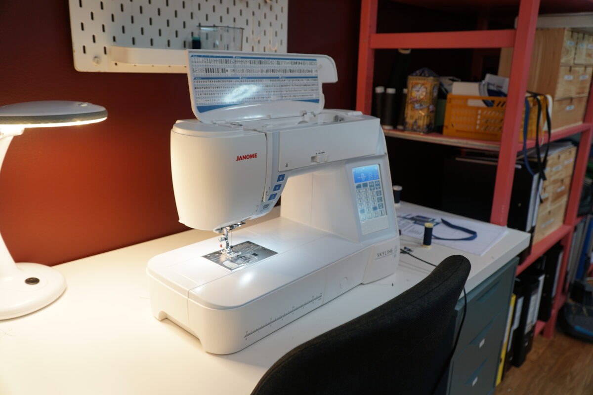 Det krevst gode reiskapar for å gjere jobben til Murby. Symaskina Janome Skyline S3 står sentralt plassert i rommet hos Mare Bunad.