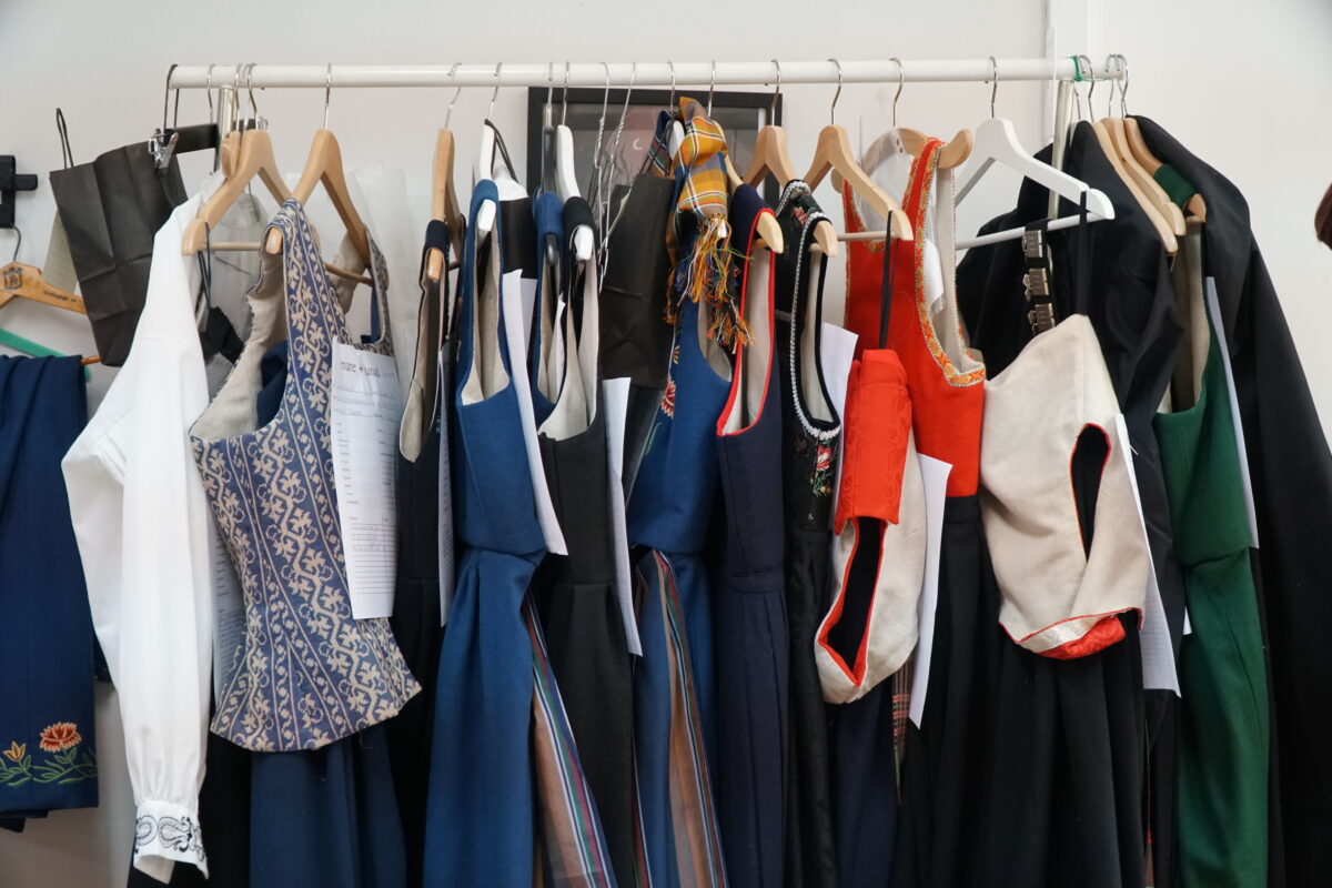 – Det er givande å sjå kor fine kundane føler seg når dei får bunadane sine tilpassa kroppen sin. At ansikta lyser opp når eg har justert dei ferdig, seier Murby.