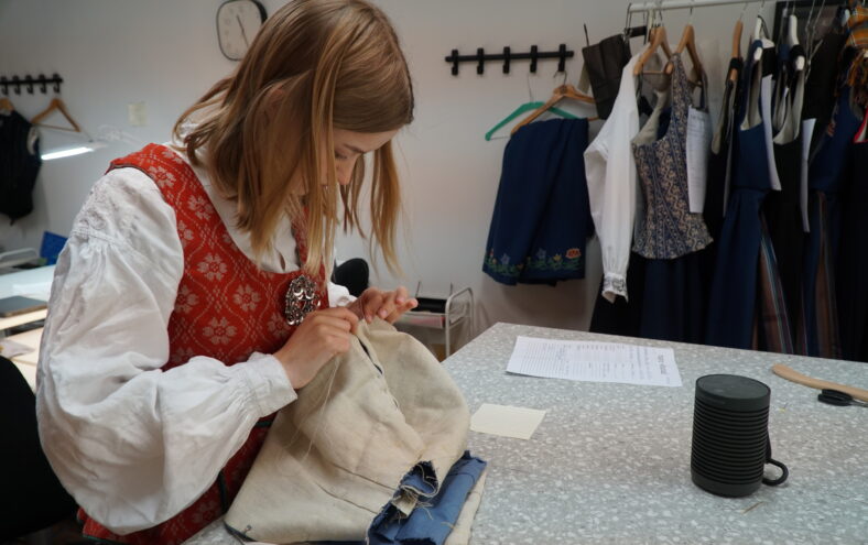 – Eg har lært ufatteleg mykje allereie. Det er surrealistisk at eg har begynt på draumeyrket mitt, og får utdanning og jobberfaring samtidig, seier Murby.