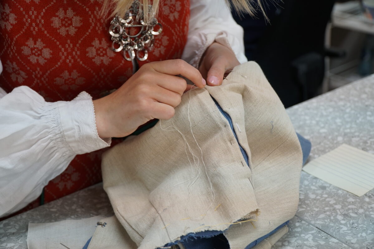 Murby har ein travel kvardag med mykje ansvar. Jobben hennar kan vere å fikse hol, legge opp eit bunadsskjørt eller sy om ein bunad.