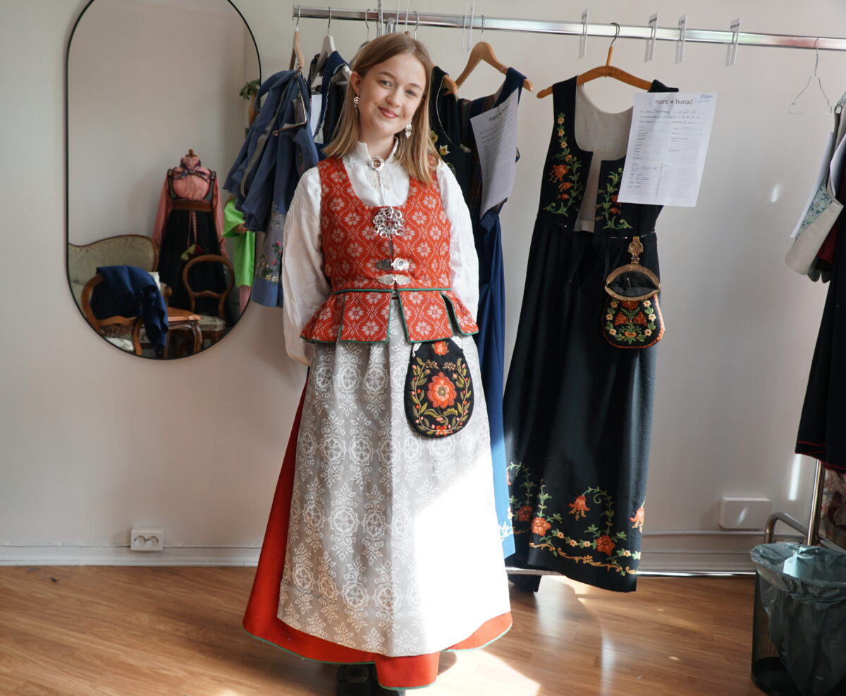 – Det var mykje prøving og feiling då eg sydde bunaden min. Eg er takksam for at eg framleis har hår på hovudet, ler Murby.