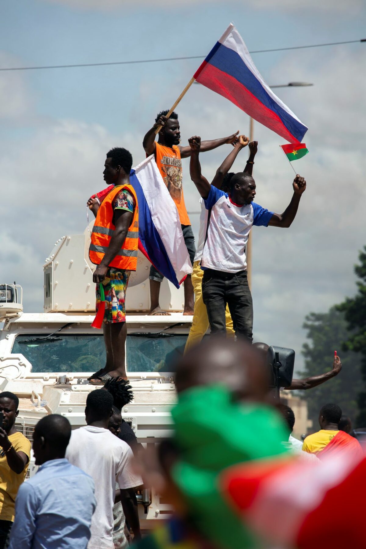 Demonstrantar med eit russisk flagg