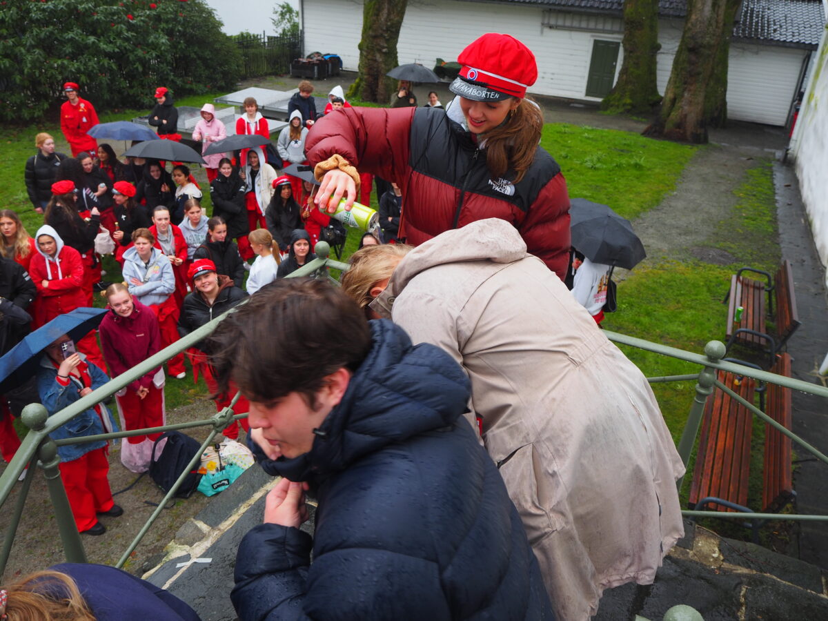 Russen er i gang med feiringa – men mange av dei manglar ein stad å vere. FOTO: Sofie Gismervik Andersen
