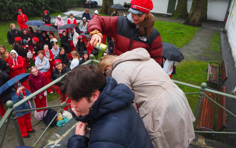 Russen er i gang med feiringa – men mange av dei manglar ein stad å vere. FOTO: Sofie Gismervik Andersen