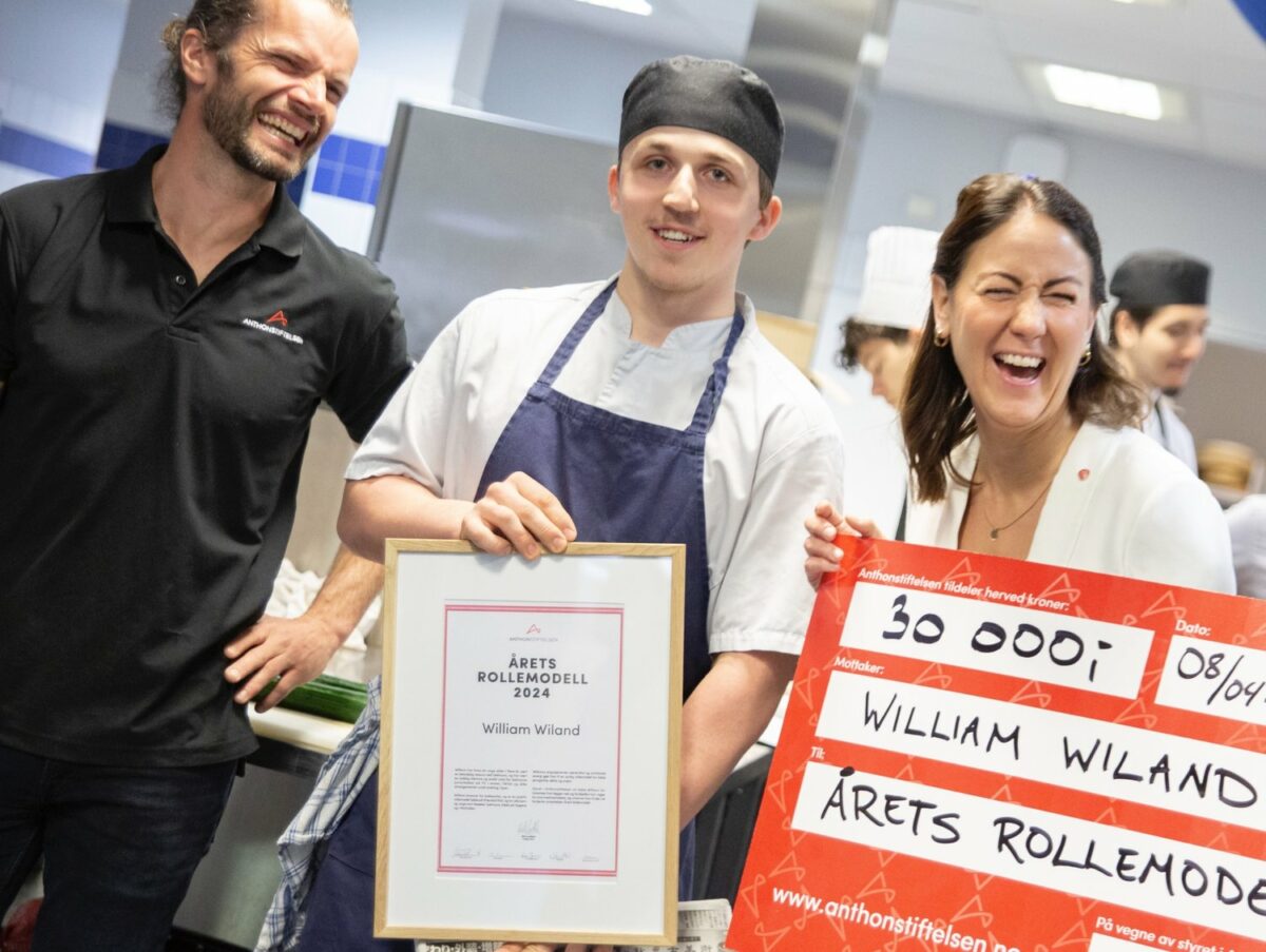 – Eg vart ekstremt overraska! Det er ei ære ass, seier William Wiland om prisen han har fått. Her saman med Eirik Lundblad frå Anthonstiftelsen og arbeids- og inkluderingsminister Tonje Brenna.