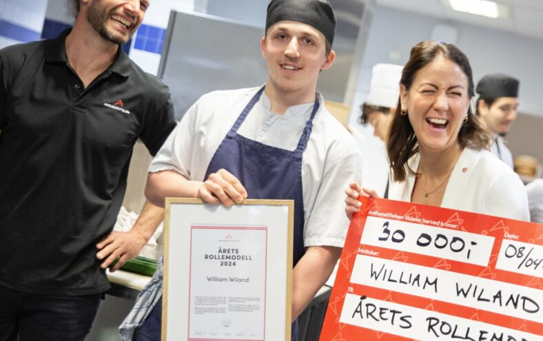 – Eg vart ekstremt overraska! Det er ei ære ass, seier William Wiland om prisen han har fått. Her saman med Eirik Lundblad frå Anthonstiftelsen og arbeids- og inkluderingsminister Tonje Brenna.