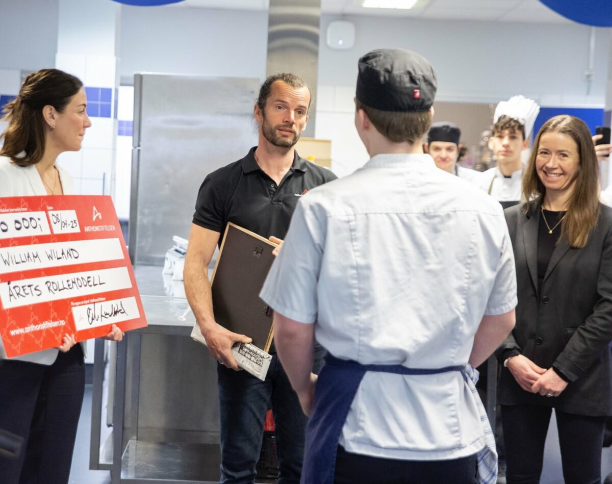 – Eg skulle ønske eg hadde ein William i livet på min første jobb, seier dagleg leiar i Geitmyra Juniorkokkar, Heidi Austlid. Her står ho til høgre.