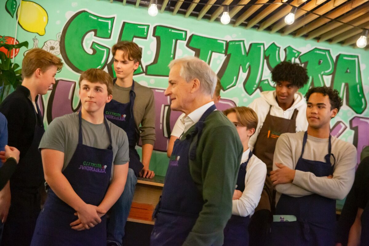 – Eg likar å jobbe med så mange forskjellige menneske. Det hadde vore kjedeleg å jobbe med berre éin person resten av livet, seier Wiland. Her frå tacokvelden med statsminister Jonas Gahr Støre.