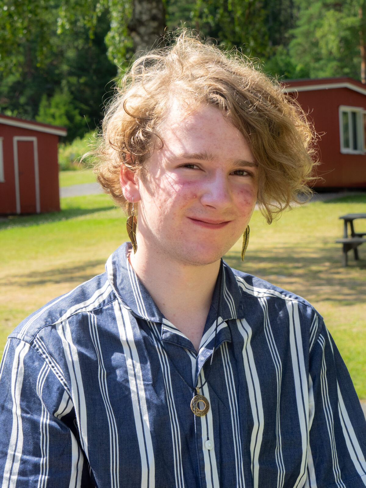 Bo Haga-Fadnes har halvlangt blondt hår, og store ringar i øyrane.