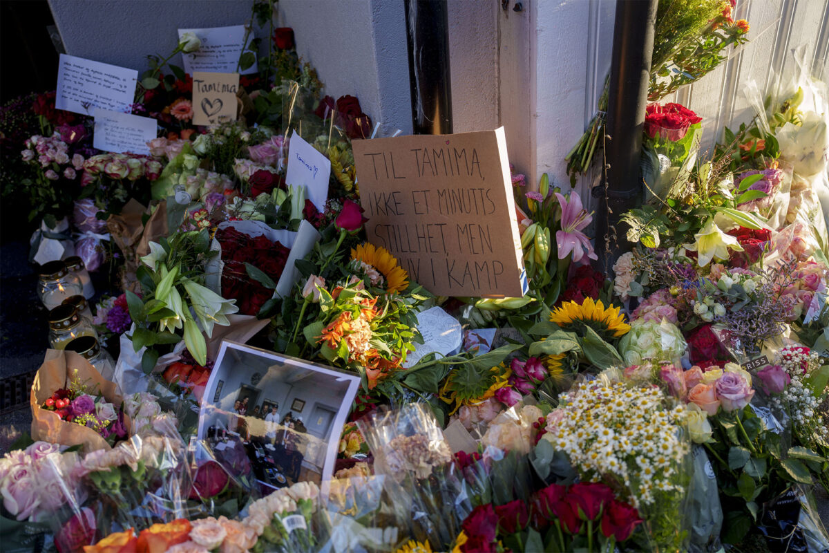 Blomer på bakken med ein plakat som seier "Til Tamina, ikke et minutts stillhet, men et liv i kamp."