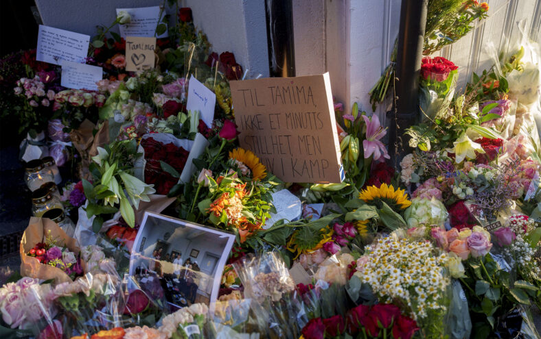 Blomer på bakken med ein plakat som seier "Til Tamina, ikke et minutts stillhet, men et liv i kamp."