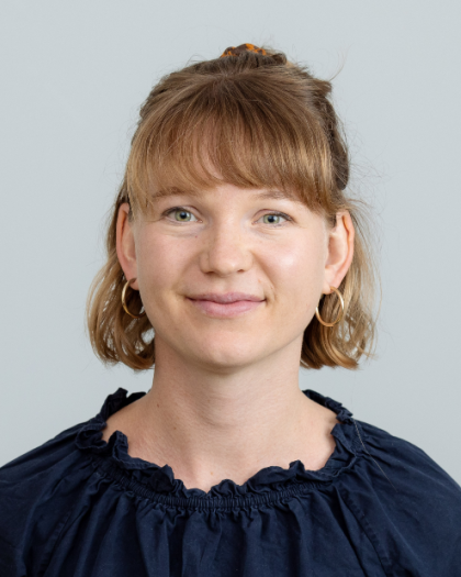 Portrett av kvinne med kort mørkeblondt hår og pannelugg.